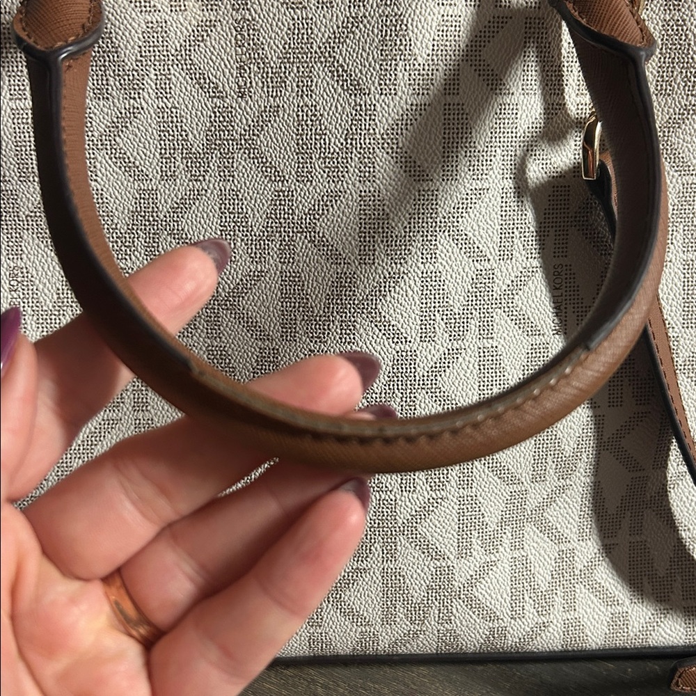 Michael Kors Cindy large dome satchel in the signature logo vanilla print canvas - Picture 8 of 8